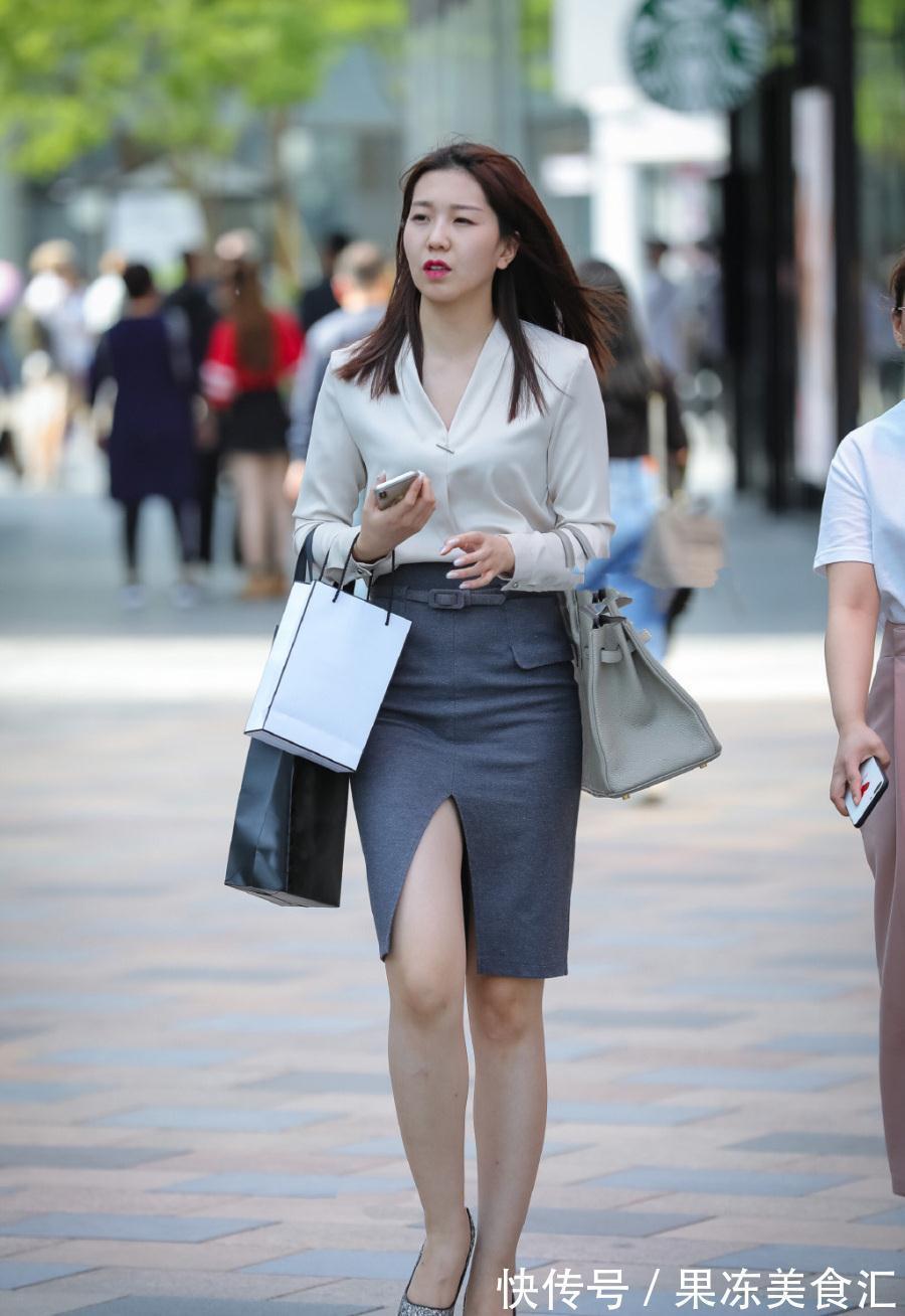 半身裙 白色的长袖衫配上灰色的半身裙,款式简约又清新