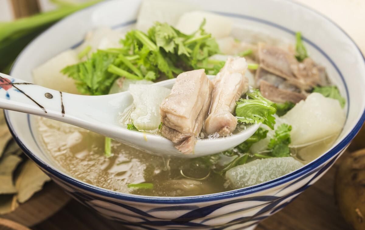 羊肉炖萝卜汤，冬天喝超暖身，营养丰富的驱寒神器，香甜的家常菜