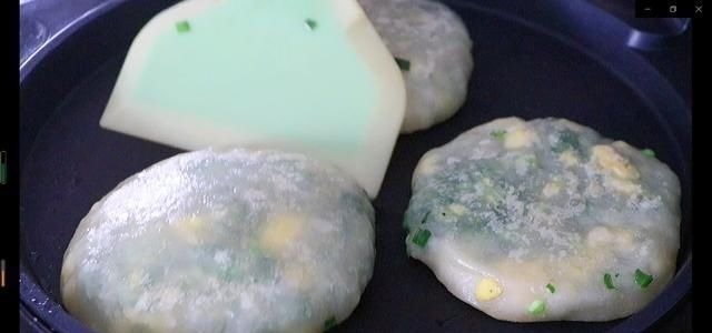 爱吃韭菜盒子,这个方法就够了,不和面不擀皮,薄皮大馅太香了