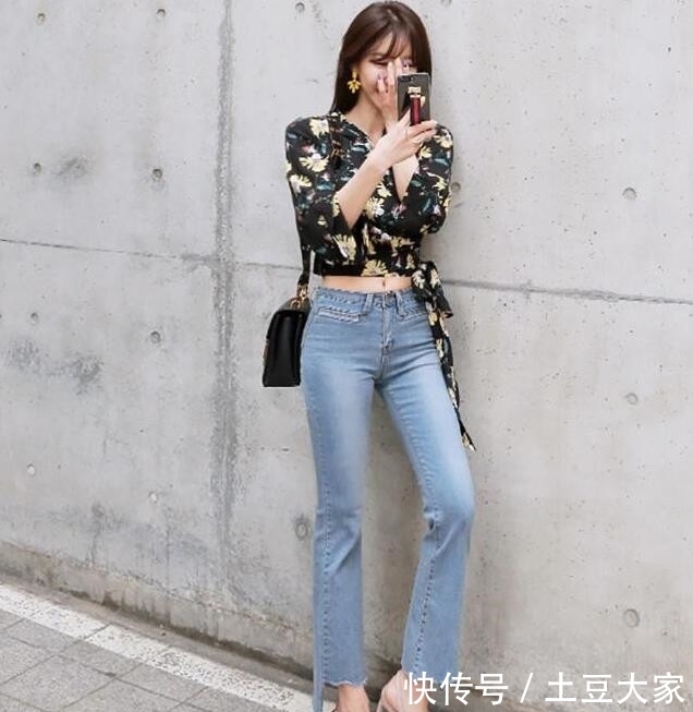 牛仔裤|时尚的小姐姐,一条普通的牛仔裤,照样把她修长的美腿展现出来了