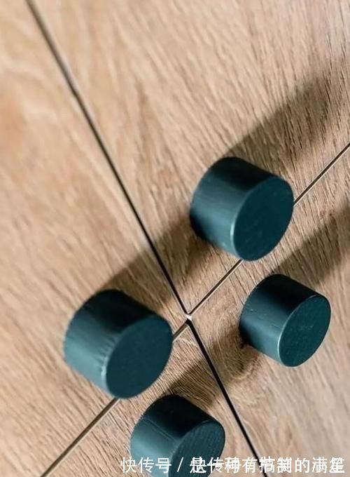 原木色|66㎡两居,以储物柜做隔断,以墨绿和原木配色,实用的文艺范儿