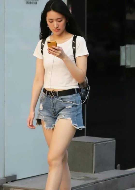 街拍:面带笑容的美女,身穿黑色连衣裙,时尚唯美气质