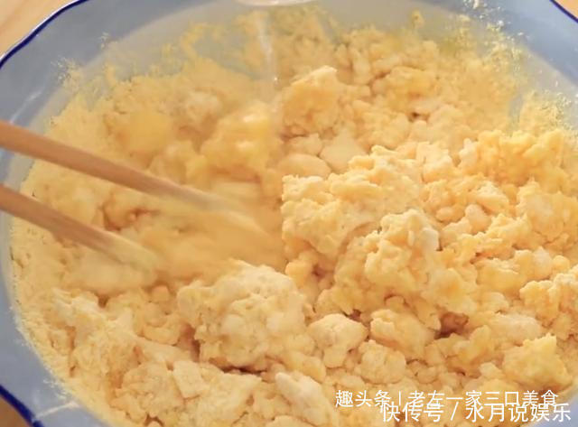 玉米面|一碗玉米面加2个鸡蛋,不用蒸不用炸,降压又降脂,上桌瞬间抢光