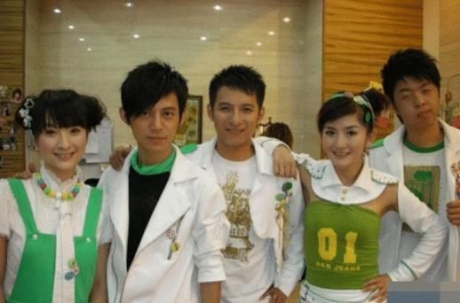 湖南卫视|谢娜深夜修改个人简介,引发网友热议,《快乐大本营》要换人了?