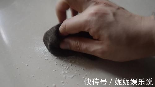 划痕|瓷砖上留下划痕怎么办？不用换新砖，老师傅教你一招，轻松修复
