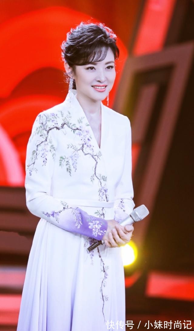 连衣裙 著名主持人“周涛”真会穿!深红色镂空连衣裙搭配扎发,优雅大气