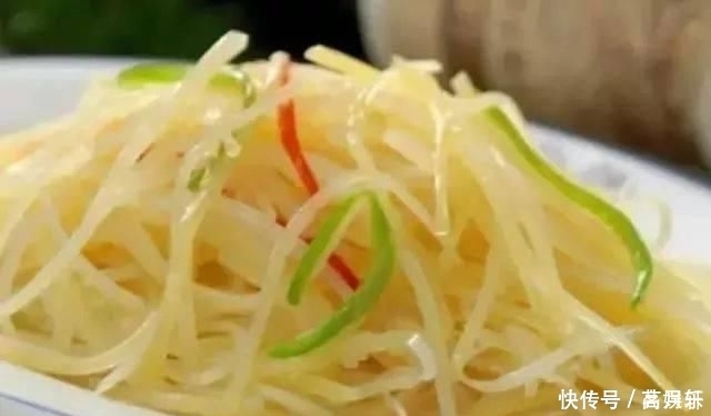 炒土豆丝时不要直接焯水,多做“这一步”土豆丝又亮又脆还入味
