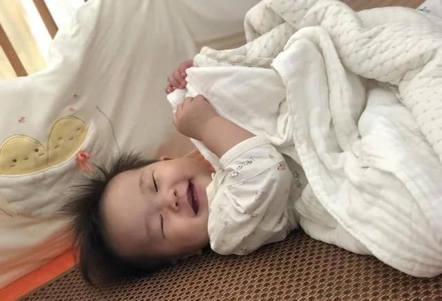 被子|宝宝睡觉四个特征,暗示将来智商很高,你家娃中一个就偷着乐吧