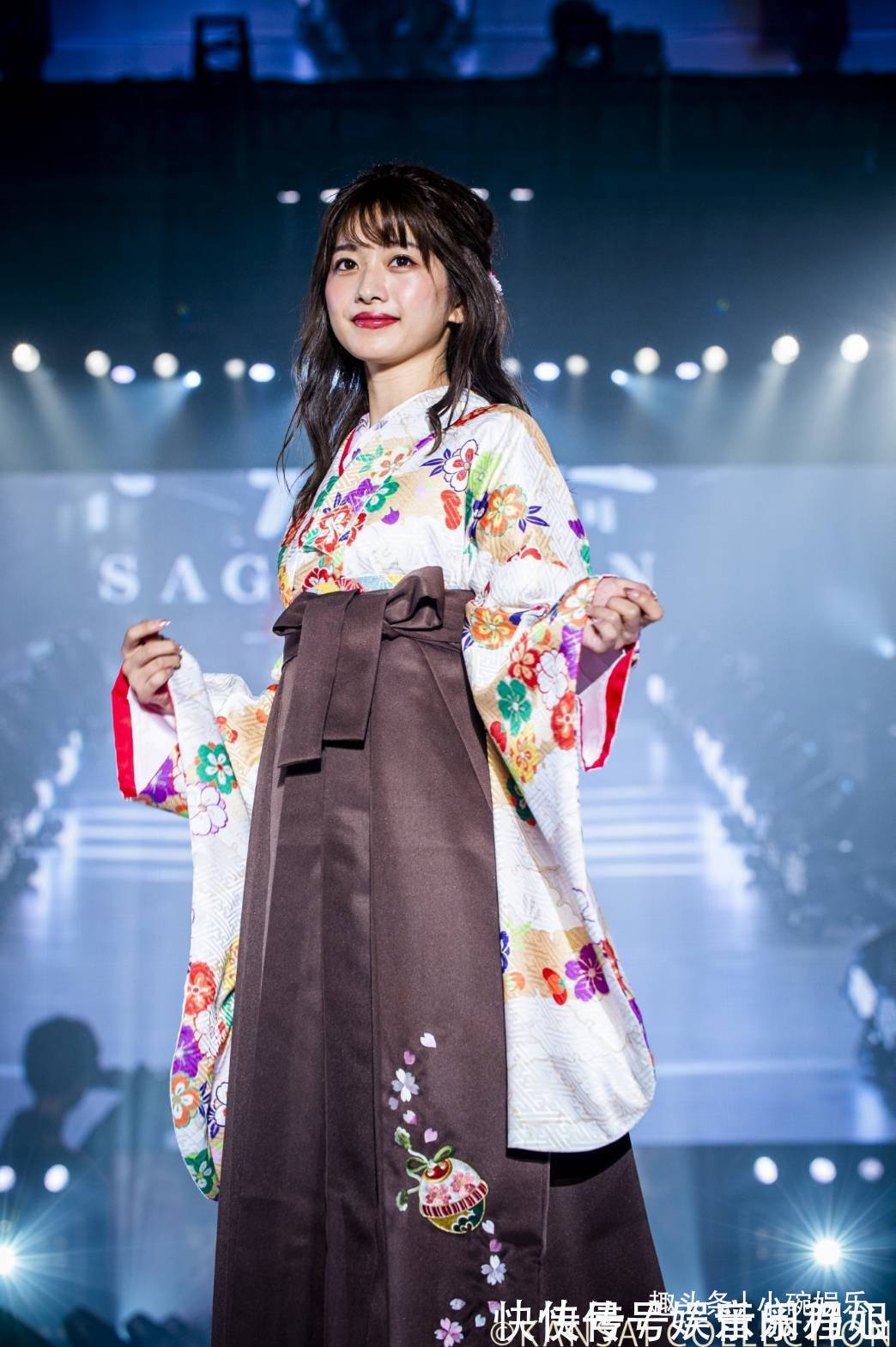 渡边美 日本关西时装周,渡边美优纪,以风格突出的针织连衣裙搭配出席