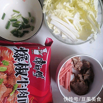 火腿肠|这道「一人食」牛肉饭团+泡面美味下饭，连着吃都不腻