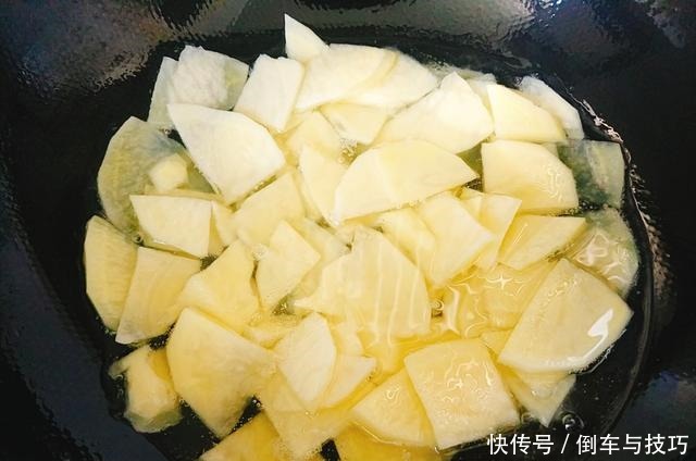 土豆片好吃有诀窍，这样搭配来做，香辣可口越嚼越香，还很简单