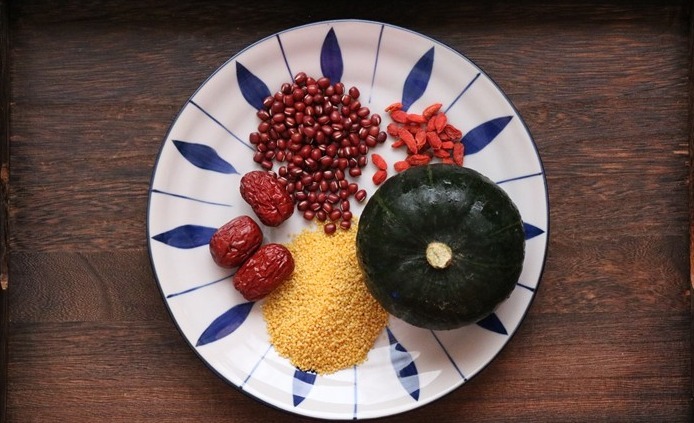 入秋后,南瓜和小米是绝配,我家每周吃2次,越来越有精气神!