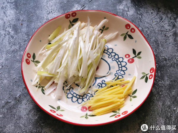 银鲳|清蒸鲳鱼在家做，鱼肉口感滑嫩没腥味，做法简单