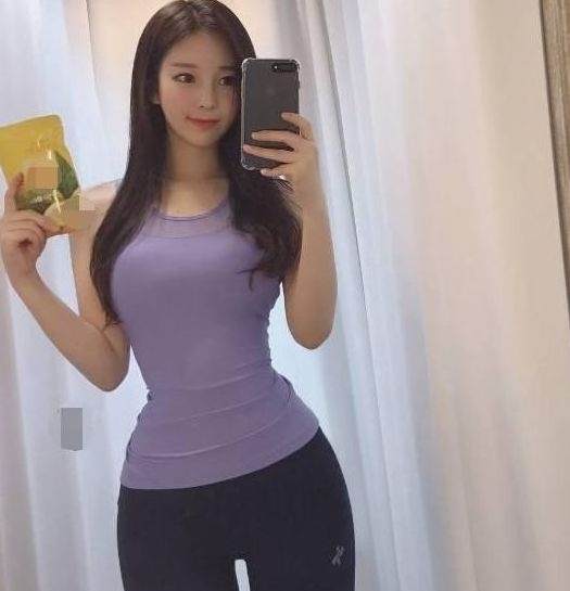 街拍:丰满性感的紧身打底裤美女,凸显完美的好身材!