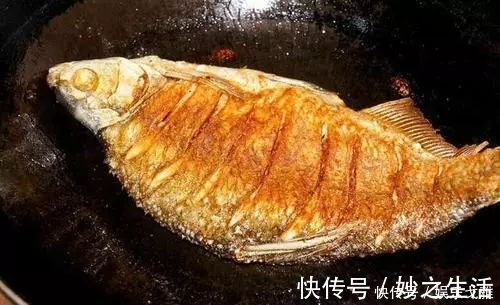 技巧|煎鱼时，直接下油锅可就废了，谨记3个技巧，不破皮也不粘锅