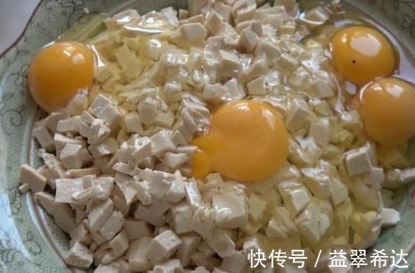 搅拌均匀|豆腐里打4个鸡蛋,卷一卷,蒸一蒸,出锅吃5个还不过瘾!