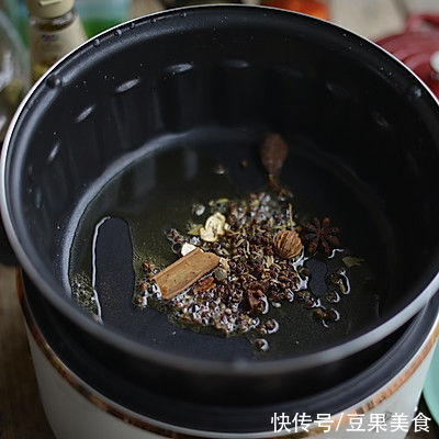 别怪我没提醒你，这道板栗烧鸡块一吃就上瘾