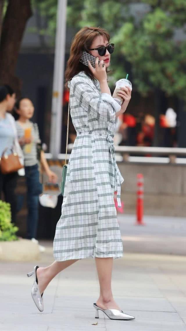 街拍:貌美如花的小姐姐,一身优雅的穿搭,尽显女神风采