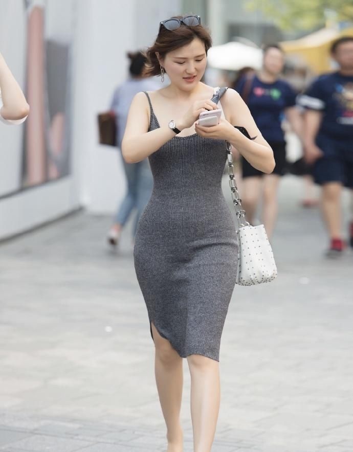 成熟 32岁阿姨的吊带裙，着实有魅力，一般少女穿不出来