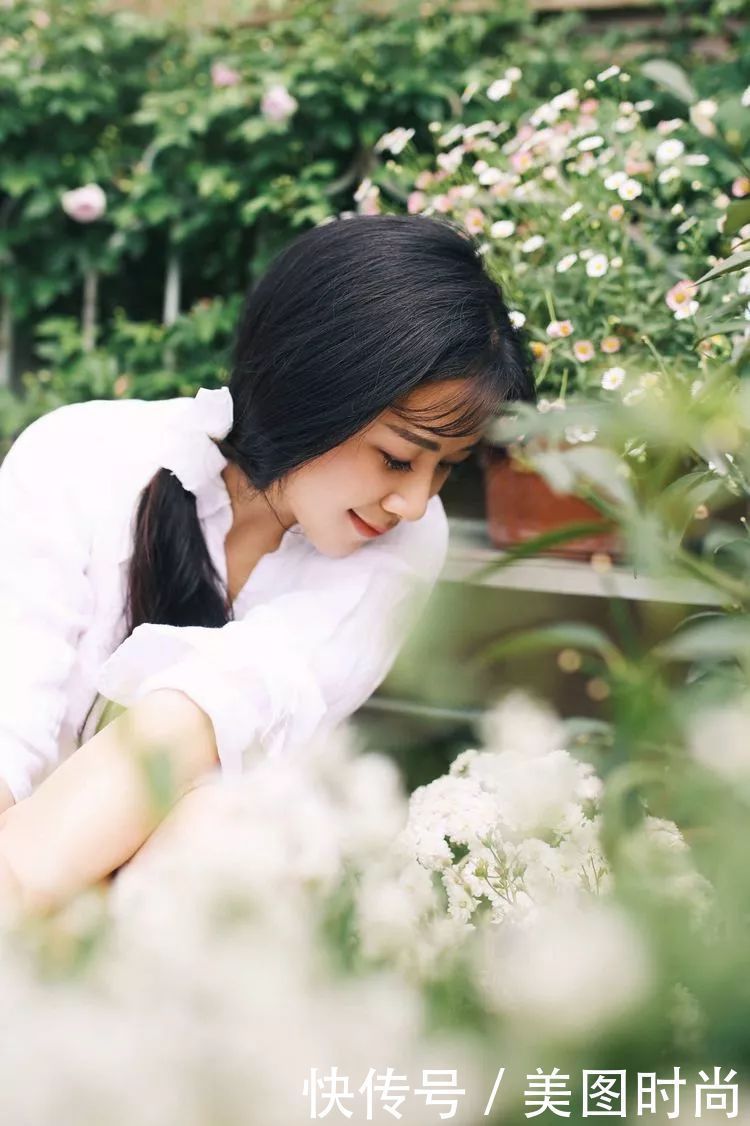 130㎡大露台,花1年改造成“花草蔬果园”,体验屋顶上的田园生活