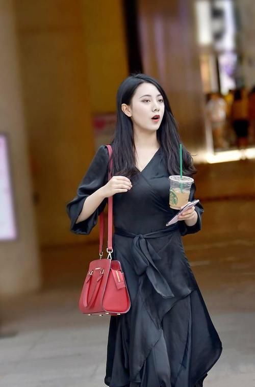 盯了半小时,才发现姐姐裙子的特点,差点就看走眼