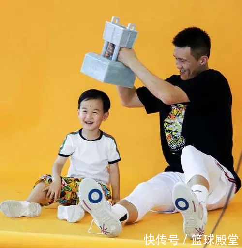 九九|看哭了!出征前九九抱紧周鹏,周鹏多次回首,威姆斯赵睿暖心安慰