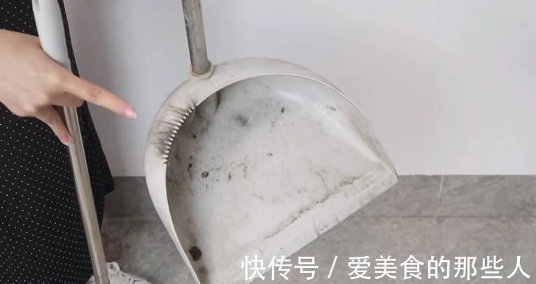 将胶带粘在扫把上,用处真大,解决了家家户户的大麻烦,快试试看