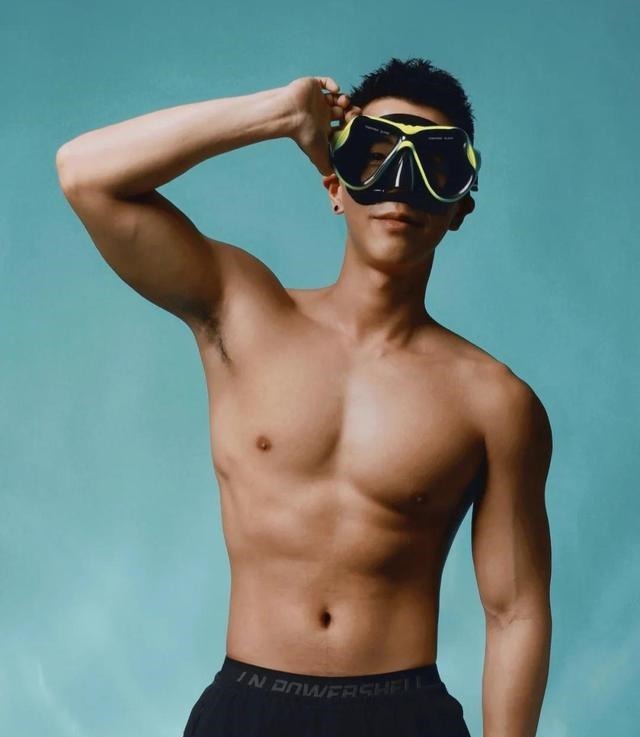 健壮|影棚海底清凉一夏,健壮身材,英俊容颜,带着游泳镜的帅气肌肉男!