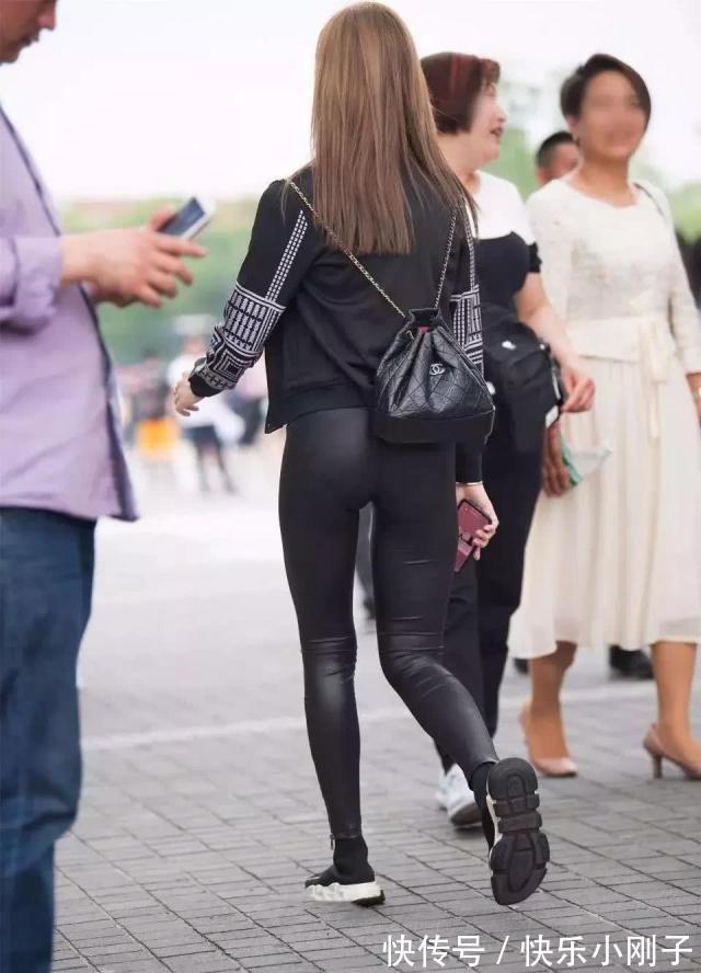 过膝靴 过膝靴搭配皮裤,更显腿型也更有气质,时刻展现身材的高挑