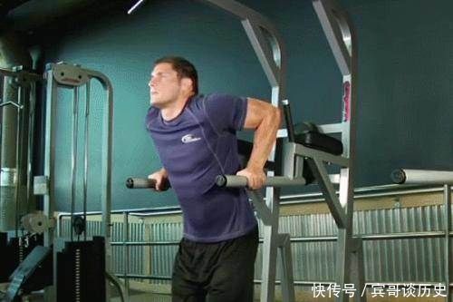 手肘|胸肌练不厚,多做屈臂撑,健身教练很多人的屈臂撑做错了