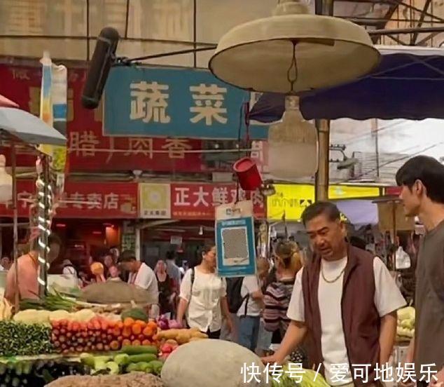 拍戏|偶遇张国立在菜市场拍戏,助理帮忙撑伞,网友:这次没有封路了