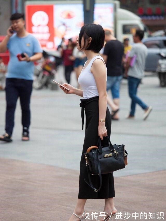 鲨鱼裤 鲨鱼裤知性又俏皮,利落又不乏活力感,比例也好!