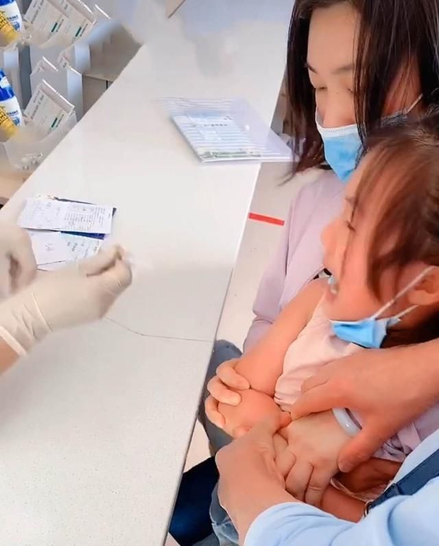 妈妈|女儿打针前哭天喊地,针头扎进肉里那一刻女儿瞬间安静,妈妈笑翻