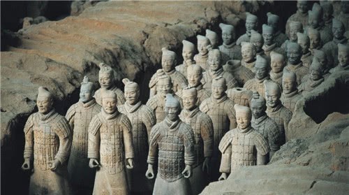  奴隶主|秦始皇的兵马俑里都是真人？一尊裂开的兵马俑，解开千古谜团