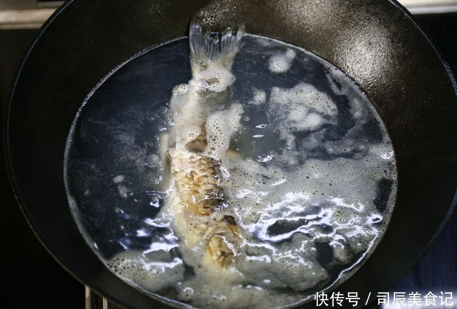浓白|鲫鱼汤怎么做又浓又白、又鲜又不腥小妙招!十几分钟做浓白鲜汤