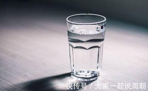 热水|夏天开水烫不能喝?教你4个开水变凉小妙招,只需几秒钟快速变凉