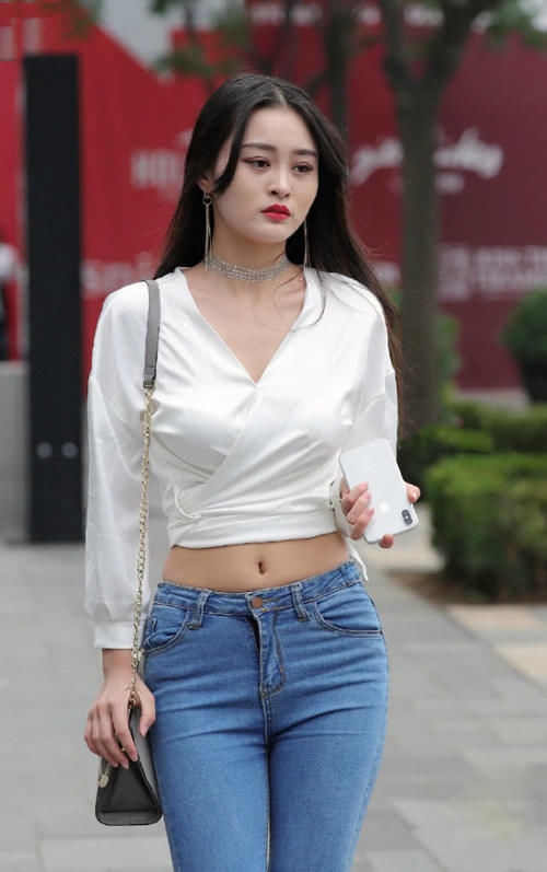 简直|街拍普通修身款牛仔裤穿出维秘范儿,小姐姐的身材简直燃爆了