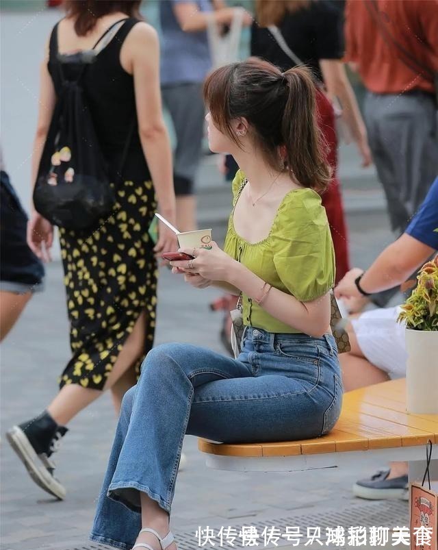 美女|“婴儿肥”的牛仔裤美女，造型风格走在时尚前沿，展现气质