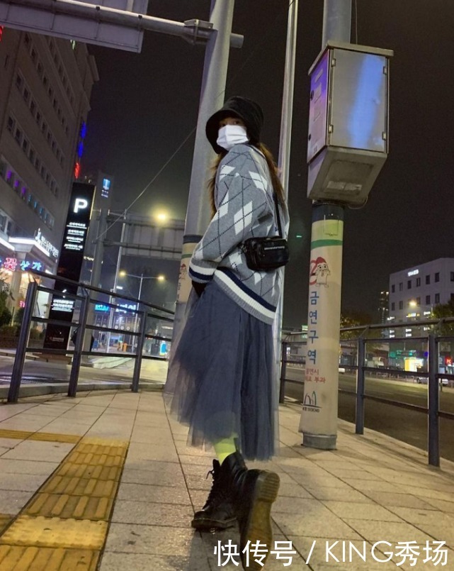 时髦|穿毛衣不要再搭牛仔裤了!今年流行泫雅这么穿,贼时髦