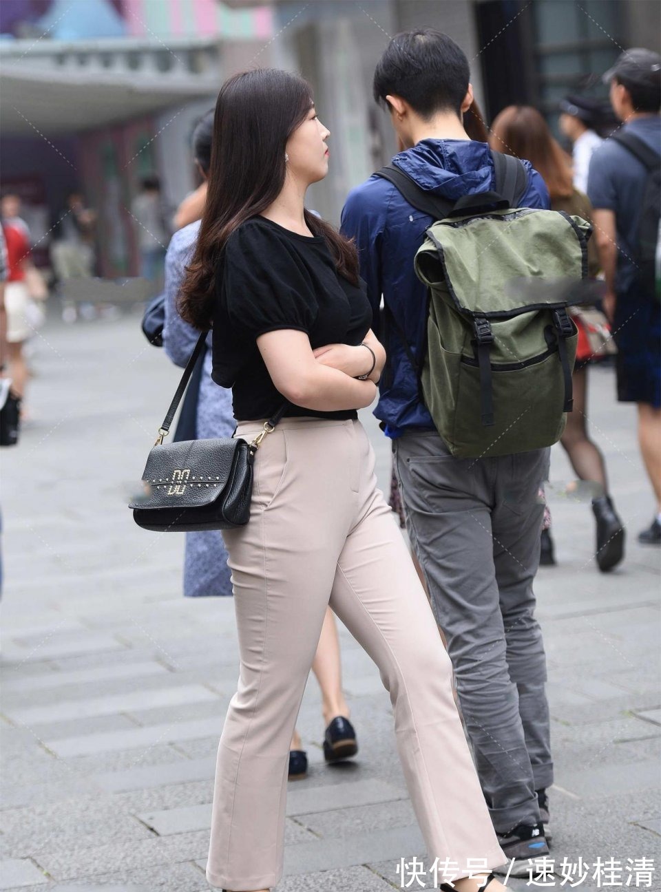 视觉效果|浅粉色连衣裙超级醒目，既有惬意的休闲，又展示出时尚潮流气息
