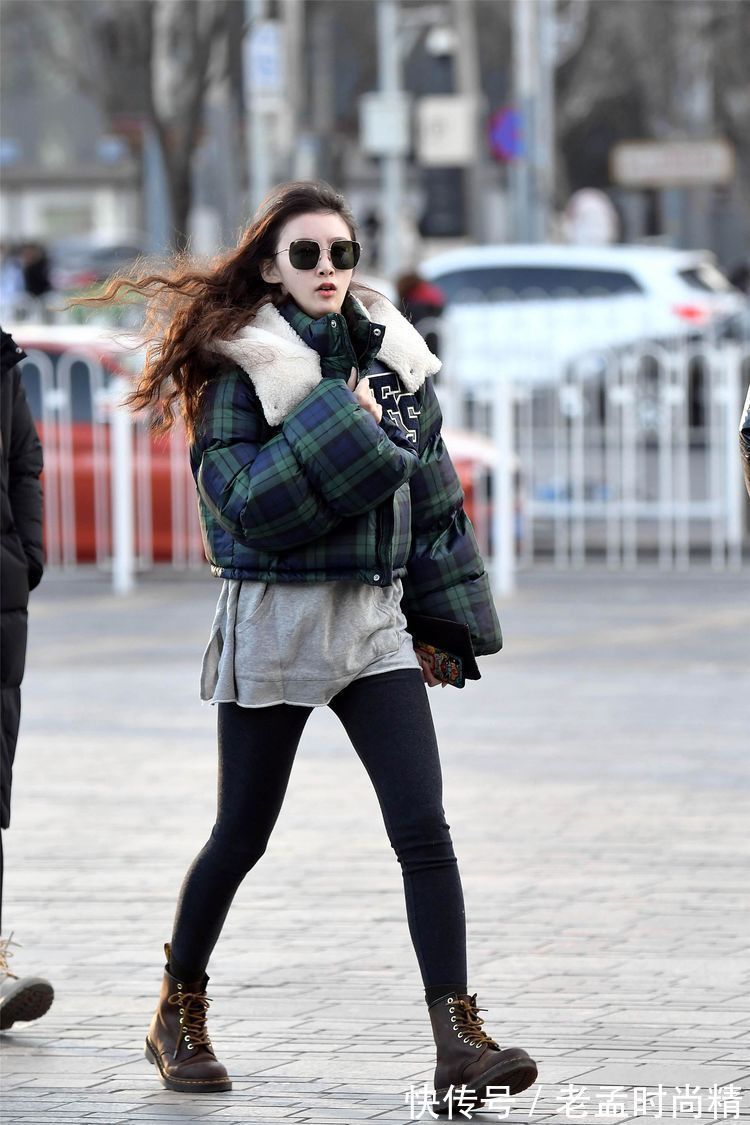 毛皮草 街拍:小姐姐一件浅粉色的羽绒服,搭配着运动鞋,更显年轻个性!