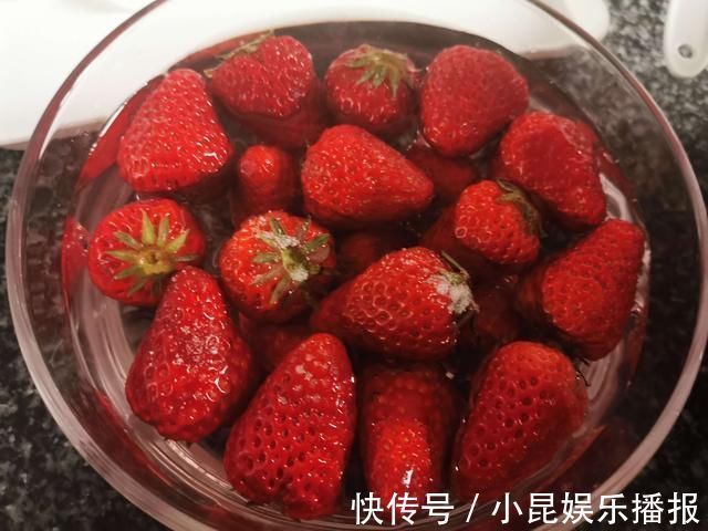 孩子在家吵着吃蛋糕，无奈之下自己动手给孩子做，孩子吃了一半