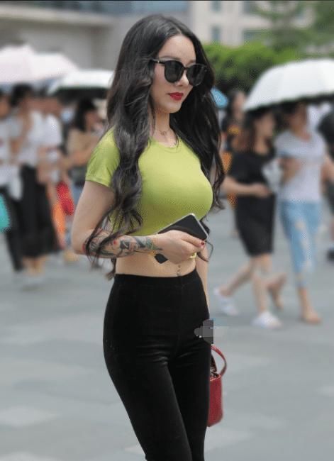 满大街都是“短裤T恤”,突然来一条“托腹裤”,时髦又吸睛!