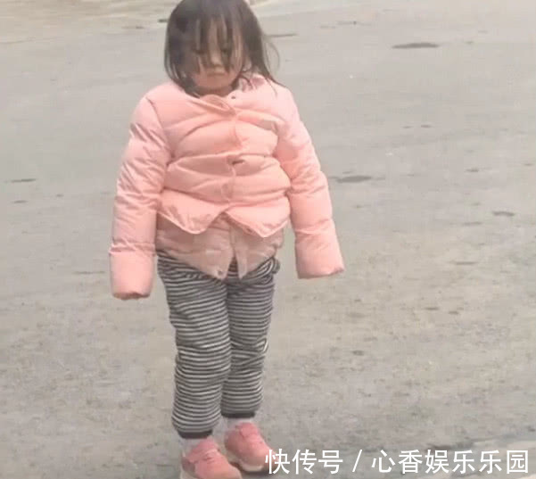 带娃|“邋遢奶爸”带娃出门火了,不知所措的萌娃在风中凌乱了发丝