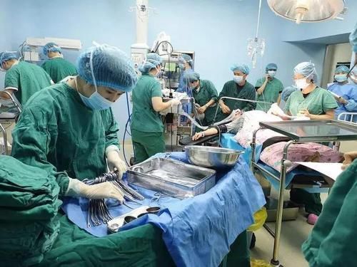 孕妇们|孕妇无麻醉直接剖宫产,医护人员含泪接生!女人才懂为母则刚