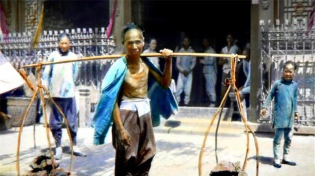 照片拍摄于清末|清末上色老照片镜头下貌美如花的宫女、难民儿童衣不蔽体