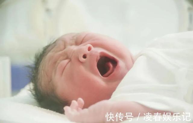 漂亮姐姐|“渣男宝宝”横空出世,狂“撩”护士姐姐,网友:必成大器