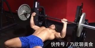 平板凳|不要把卧推练歪了这样练卧推才能把胸肌真正练大