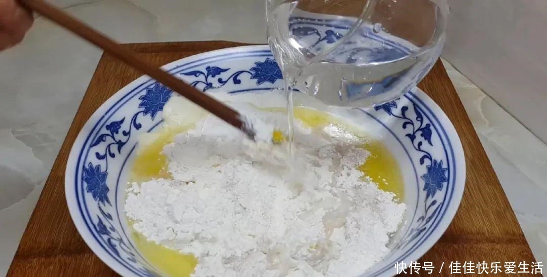 好吃|面粉别蒸馒头了,加2个鸡蛋,个个蓬松暄软,比面包简单好吃