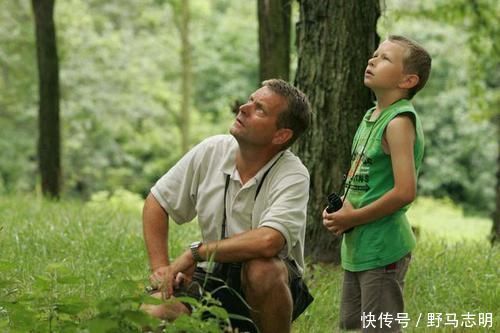 宝娃|“最懒爸爸”走红，为省事用电风扇喂宝宝吃西瓜，网友：大智若愚